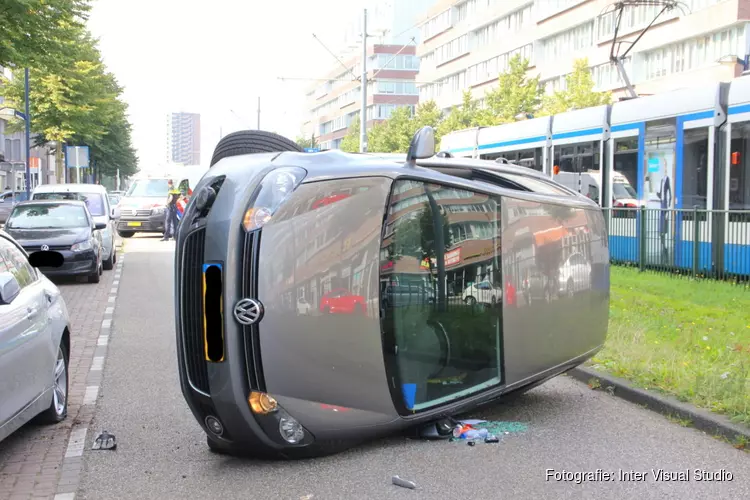 Bestelbus op zijn kant in Amsterdam