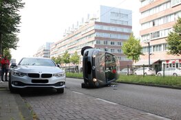 Bestelbus op zijn kant in Amsterdam