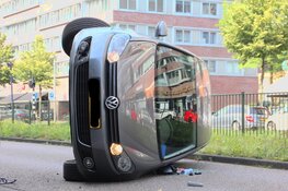 Bestelbus op zijn kant in Amsterdam