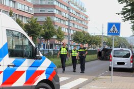 Bestelbus op zijn kant in Amsterdam