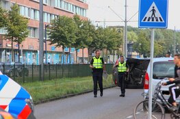 Bestelbus op zijn kant in Amsterdam