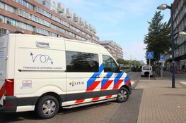 Bestelbus op zijn kant in Amsterdam