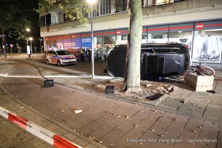 Auto gecrasht in Amsterdam-Slotermeer