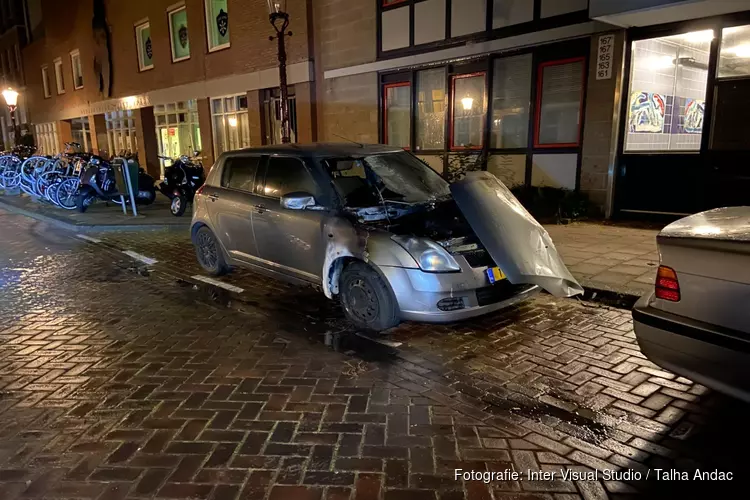 Auto in brand op de Derde Oosterparkstraat