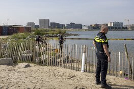 Brandweerduiker doet onderzoek naar mogelijk te water geraakt persoon
