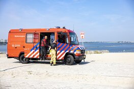 Brandweerduiker doet onderzoek naar mogelijk te water geraakt persoon