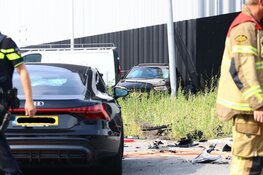 Een gewonde en vier auto's schade bij ongeval in Amsterdam