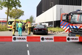 Een gewonde en vier auto's schade bij ongeval in Amsterdam