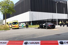 Een gewonde en vier auto's schade bij ongeval in Amsterdam