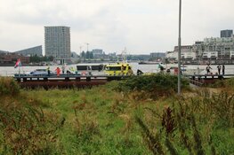 Man ernstig gewond op binnenvaartschip