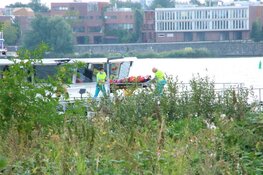 Man ernstig gewond op binnenvaartschip