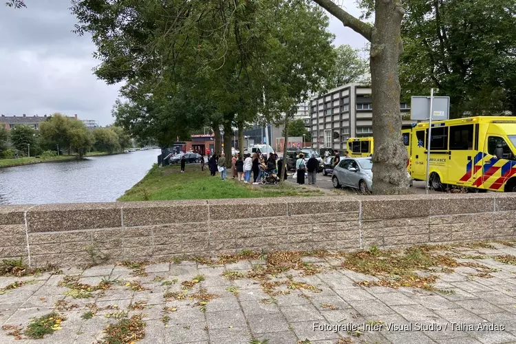 Vrouw op brommer komt ten val