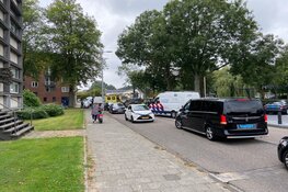 Vrouw op brommer komt ten val