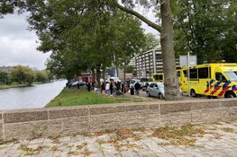 Vrouw op brommer komt ten val