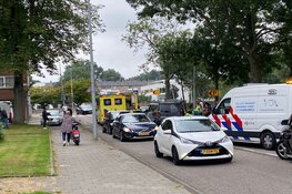 Vrouw op brommer komt ten val