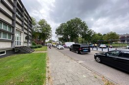 Vrouw op brommer komt ten val