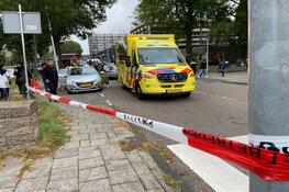 Vrouw op brommer komt ten val