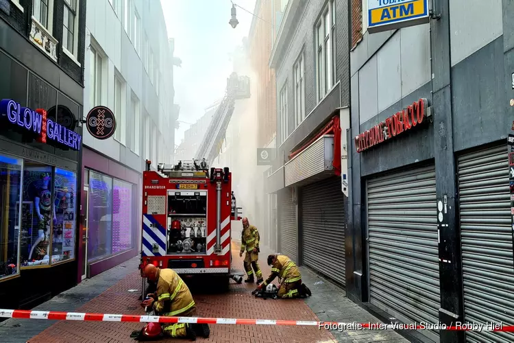 Brand in kelder van kledingwinkel op de Nieuwendijk