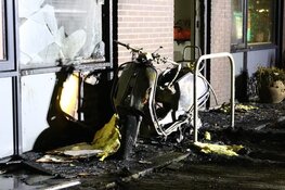 Enorme schade aan woningen na scooterbrand in Slotervaart