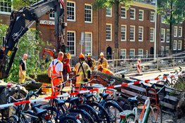 Boom valt op tramleiding op de Nieuwezijds Voorburgwal