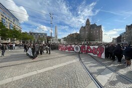 Turkse voetbalfans van Besiktas verzamelen op de Dam