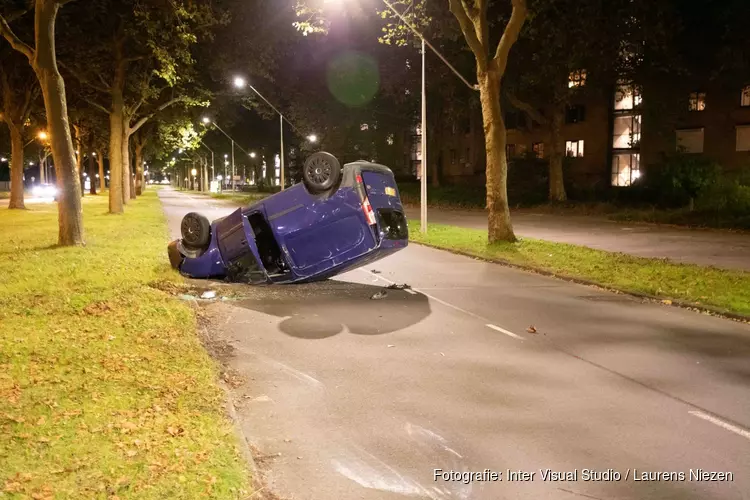 Auto op de kop bij ongeval Amsterdam-Buitenveldert