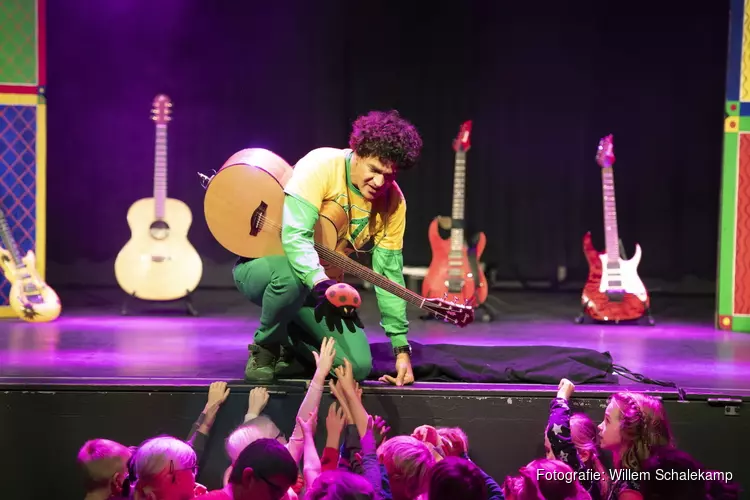 Kindermuzikant Dirk Scheele maakt zich zorgen over wegbezuiniging muziekonderwijs