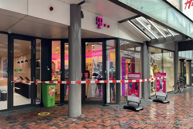 Gewapende overval telefoonwinkel Bijlmerplein