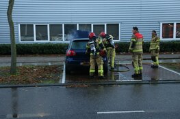 Geparkeerde auto in brand in Amsterdam-Zuidoost