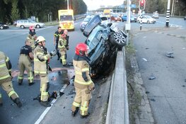 Ongeval in Amsterdam-Noord, auto op betonblok