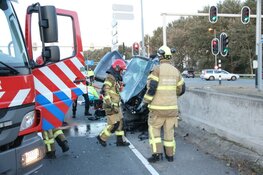 Ongeval in Amsterdam-Noord, auto op betonblok