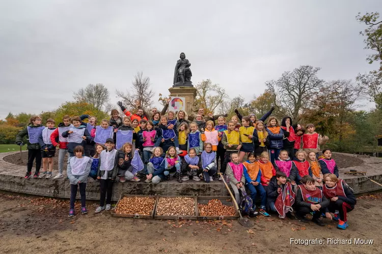 Scholieren planten bollen voor Tulp Festival 2022