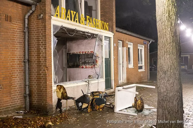 Ramen twee bedrijfspanden door explosie vernielt in Amsterdam