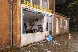 Ramen twee bedrijfspanden door explosie vernielt in Amsterdam