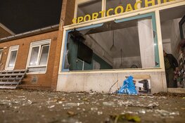 Ramen twee bedrijfspanden door explosie vernielt in Amsterdam