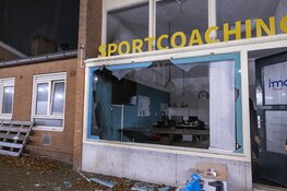 Ramen twee bedrijfspanden door explosie vernielt in Amsterdam