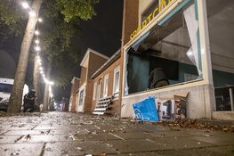 Ramen twee bedrijfspanden door explosie vernielt in Amsterdam