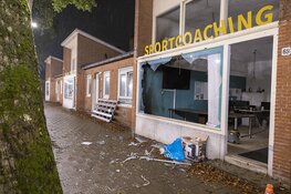 Ramen twee bedrijfspanden door explosie vernielt in Amsterdam