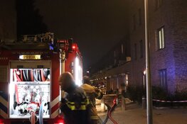 Brandweer haalt gezin uit woning in Amsterdam Nieuw-West