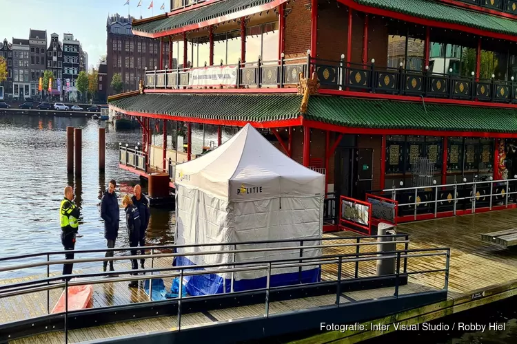 Lichaam gevonden in het water bij Oosterdok in Amsterdam