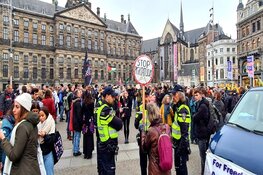 Duizenden mensen ondanks geannuleerde demonstratie op de Dam. Protestmars zonder problemen verlopen