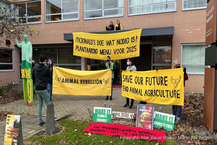 Demonstratie bij kantoor McDonald&#39;s in Amsterdam