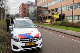 Demonstratie bij kantoor McDonald&#39;s in Amsterdam