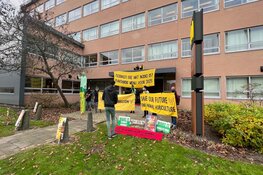 Demonstratie bij kantoor McDonald&#39;s in Amsterdam