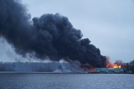 Uitslaande brand in jachthaven Nieuw-West