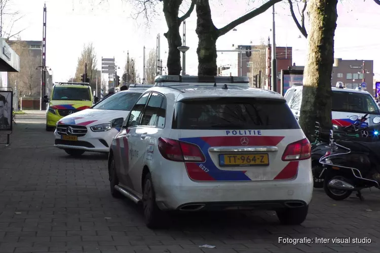Man in been gestoken in Amsterdam-Oost