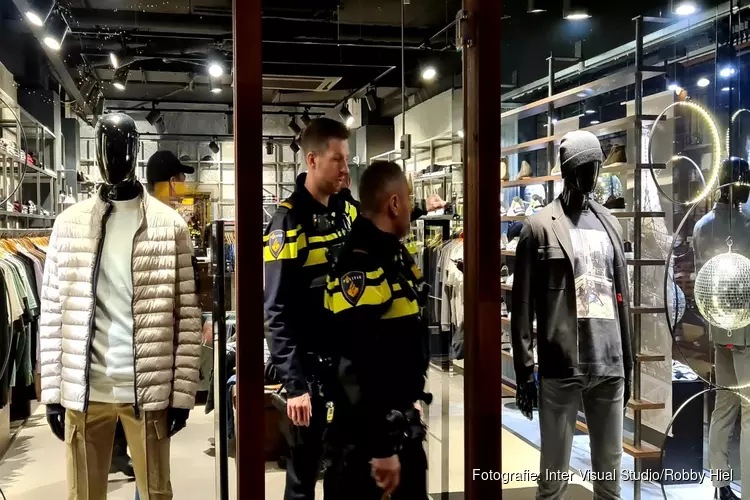 Dieven rennen met dure jassen uit winkel in Kinkerstraat