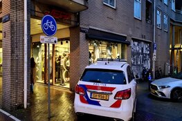 Dieven rennen met dure jassen uit winkel in Kinkerstraat