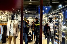 Dieven rennen met dure jassen uit winkel in Kinkerstraat