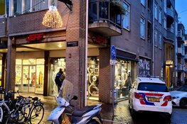 Dieven rennen met dure jassen uit winkel in Kinkerstraat